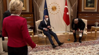 Եվրահանձնաժողովի ղեկավար Ուրսուլա ֆոն դեր Լեյենին Թուրքիայի նախագահ Ռեջեփ Թայիփ Էրդողանի հետ բանակցությունների ընթացքում աթոռ չեն տվել․ Տեսանյութ