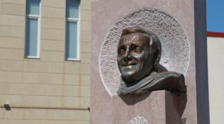 Aujourd’hui, à l’occasion du 97e anniversaire de Charles Aznavour, la cérémonie d’ouverture de son buste a eu lieu à Stepanakert